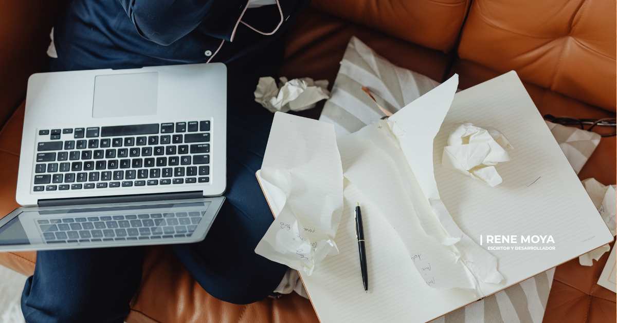 Páginas escritas y tachadas sobre un escritorio