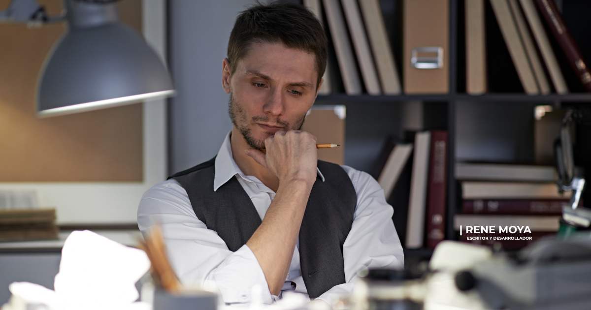 Persona mirando una hoja en blanco con duda