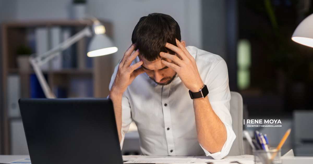 Escritor frente a una página en blanco